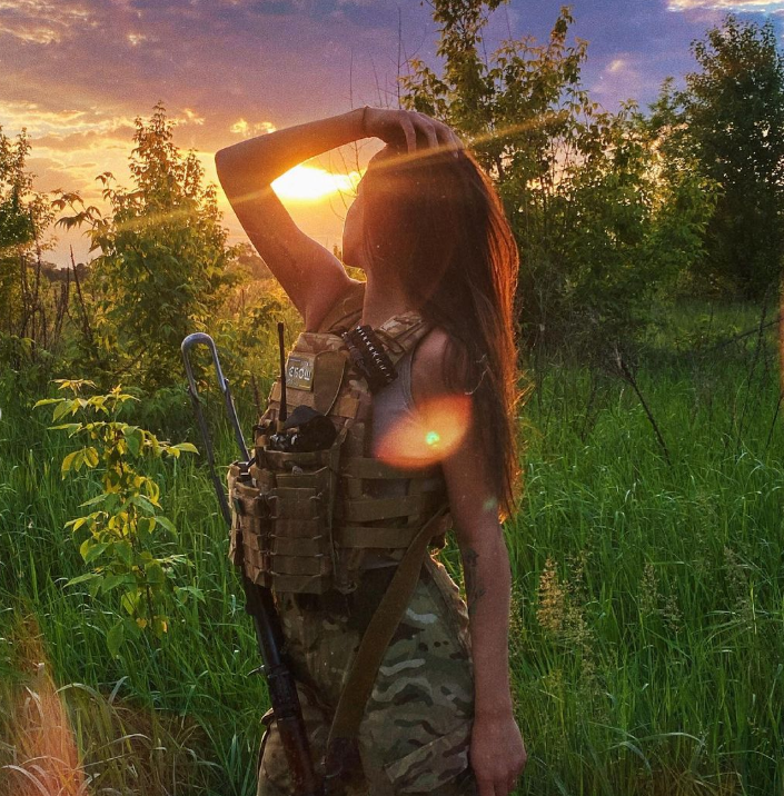 Молода захисниця рятує життя на фронті і підкорює красою мережу: фото &quot;української Лари Крофт&quot;