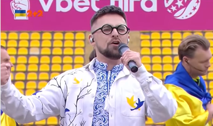 Шоумен вразив виконанням Гімну України на стадіоні: яскраве відео