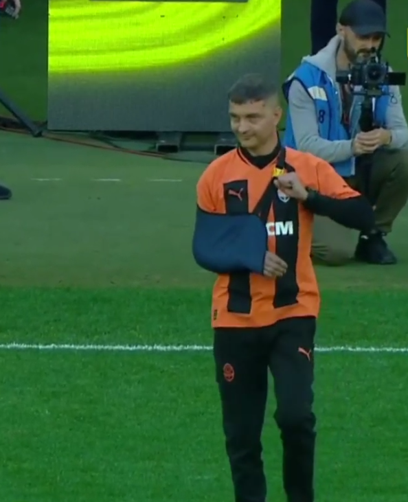 Герои обороны Мариуполя открыли матч Динамо-Шахтер: &quot;Пташка&quot; исполнила гимн, а Дианов сделал первый удар (видео)