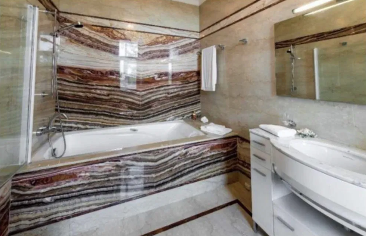 Комната для прислуги, бассейн и кинозал: в Киеве продают дом-дворец за сотни миллионов (фото)