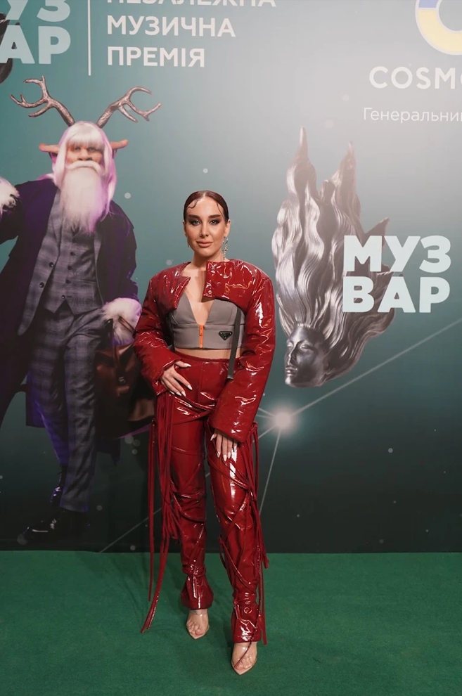 Від сукні зі шматків до еко-шкіри: в яких брендах зірки з’явилися на премії MUZVAR AWARDS