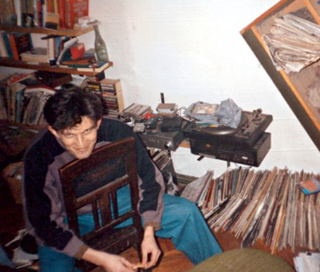 Згадуємо Кузьму: 20 старих фотографій культового музиканта зі сім'єю, друзями й гуртом