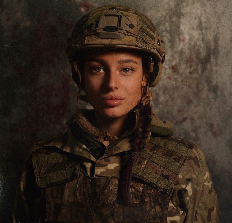 Молода захисниця рятує життя на фронті і підкорює красою мережу: фото &quot;української Лари Крофт&quot;