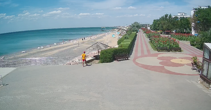 Пляжі порожні, але горілку продають: як виглядає Новофедорівка просто зараз