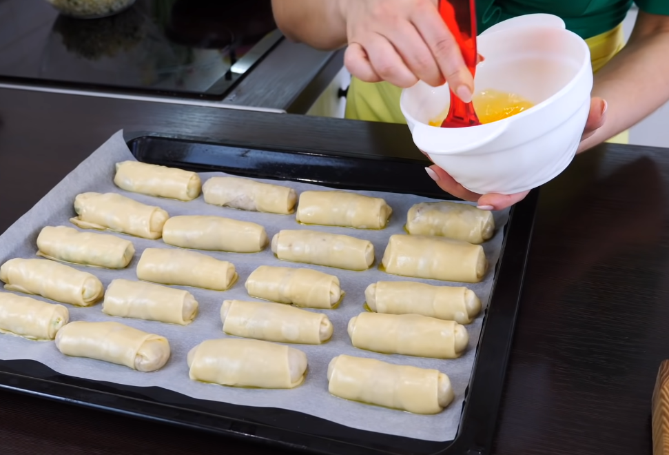 Рецепт м'ясних соковитих слойок, які гості зметуть зі столу за 5 хвилин