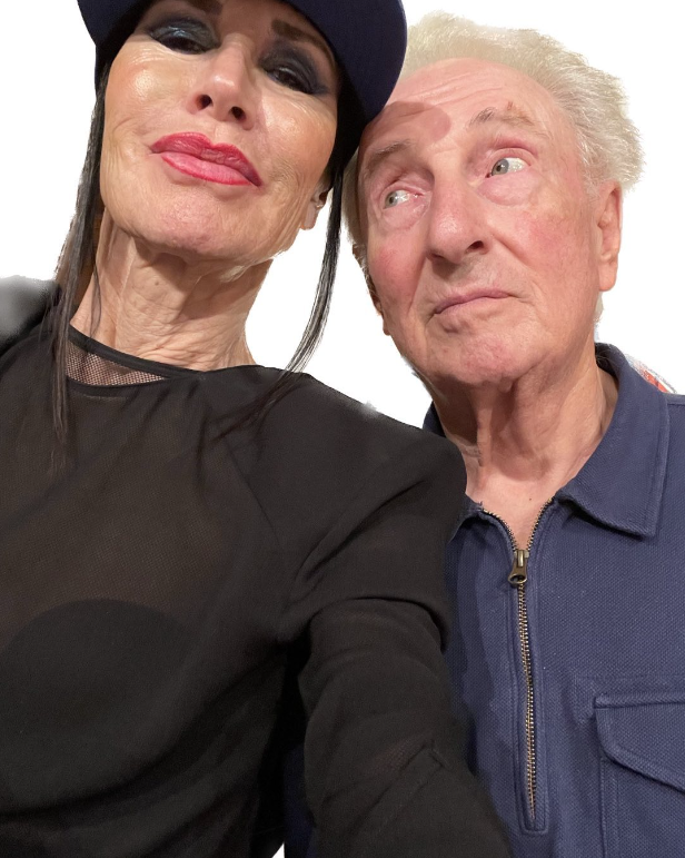 74-річна жінка каже, що не старіє, хоч щовечора випиває пляшку вина: як виглядає красуня