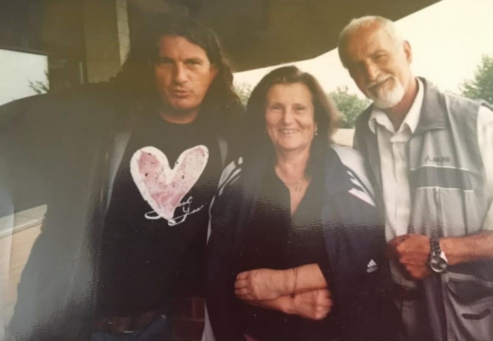 Згадуємо Кузьму: 20 старих фотографій культового музиканта зі сім'єю, друзями й гуртом