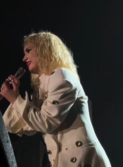 Без очков и маски. На втором сольном концерте Klavdia Petrivna полностью показала лицо