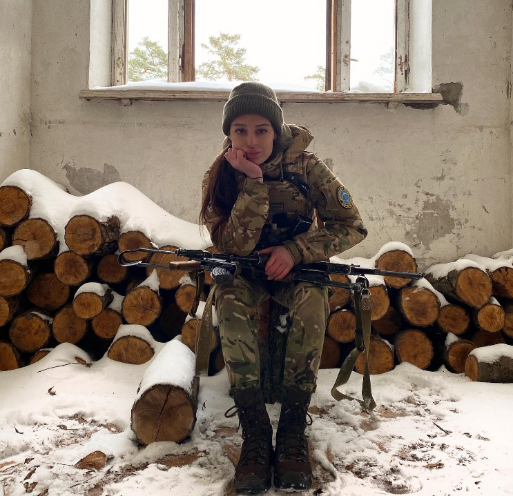 Молода захисниця рятує життя на фронті і підкорює красою мережу: фото &quot;української Лари Крофт&quot;