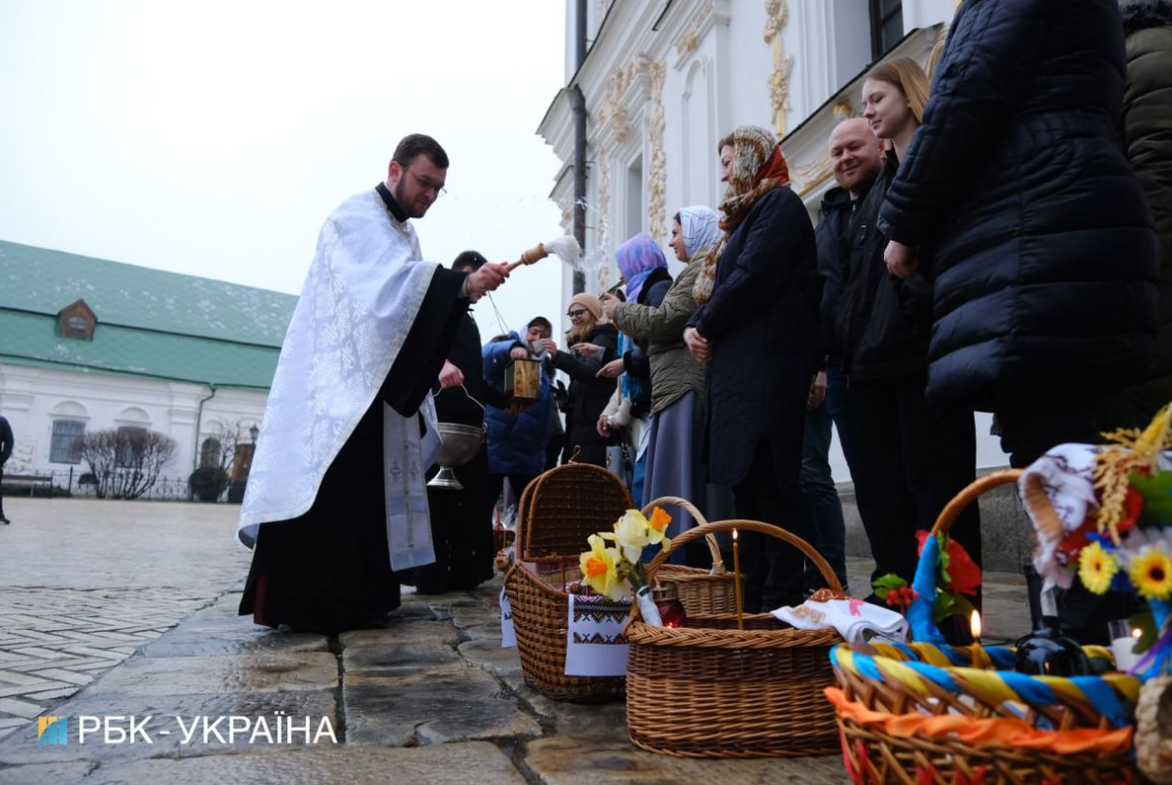Як у Київській лаврі ПЦУ та УПЦ МП провели Великодні служби (відео і фото)