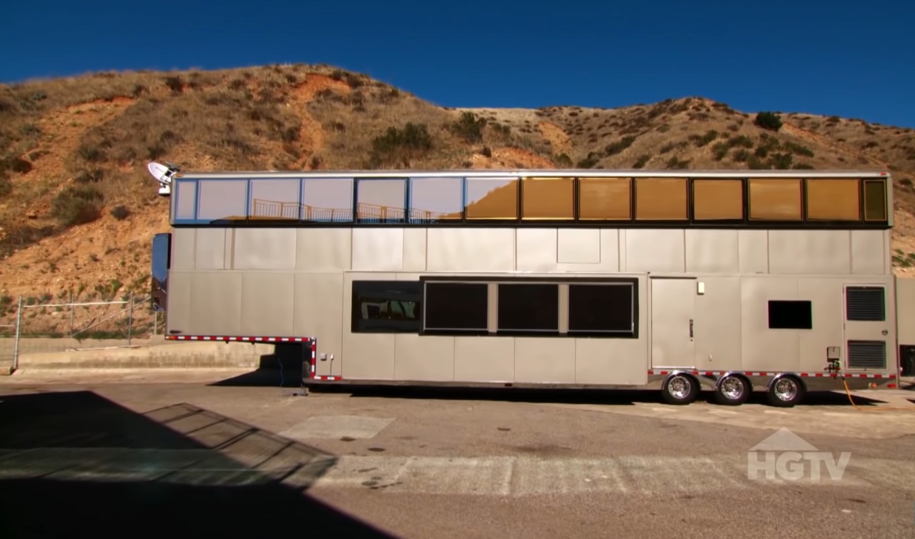 Два поверхи, величезна спальня і медичний кабінет: як виглядає дім на колесах за два мільйони