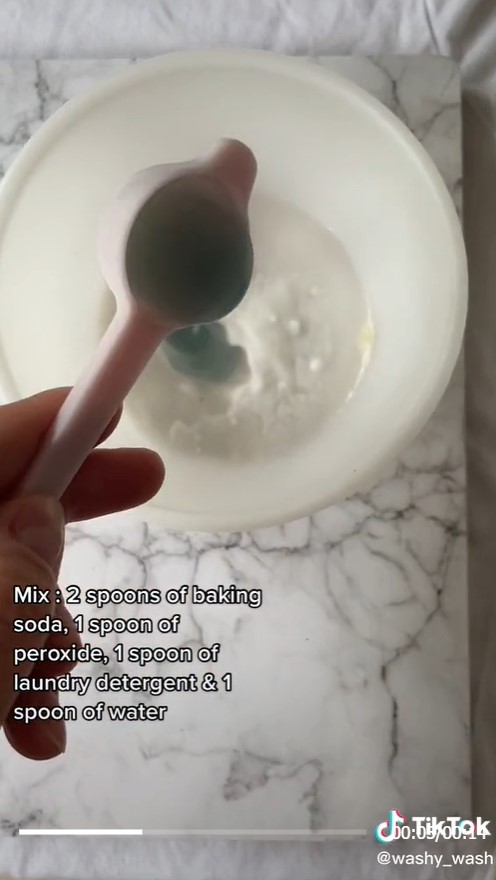 Этот лайфхак поможет вывести желтые пятна пота с одежды &quot;на раз, два, три&quot;