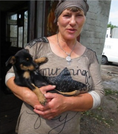 Бездомная нашла в мусорке 100 тыс. грн и вернула владельцу. Многие не верят в такое благородство