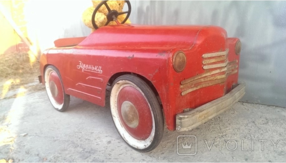 Дитячу машинку, виготовлену в Україні, тепер продають за 200 тисяч: перевірте свої горища