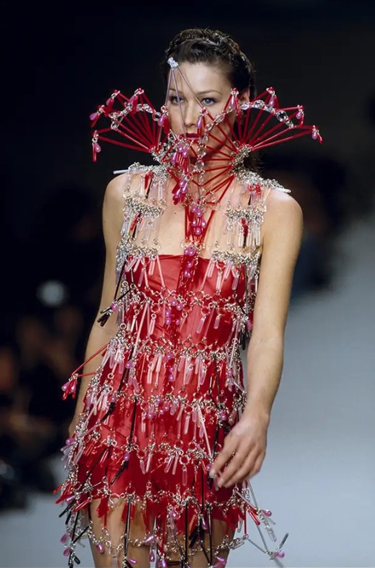 Умер гений моды Пако Рабан: смотрите фото революционных творений кутюрье