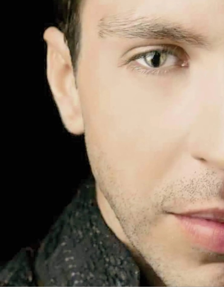 Вот как выглядят люди с генетическим дефектом глаз, который делает взгляд &quot;змеиным&quot;