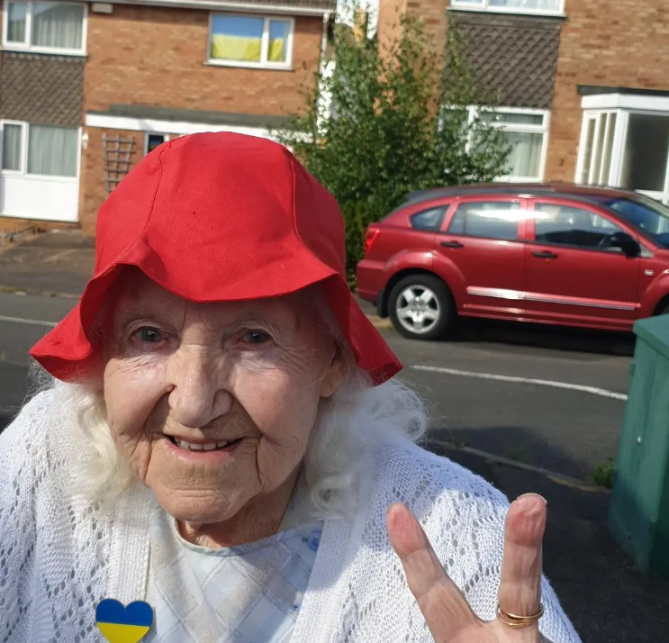 95-летняя блогерша организовала сбор для ВСУ. Невероятная бабушка идет в благотворительный поход