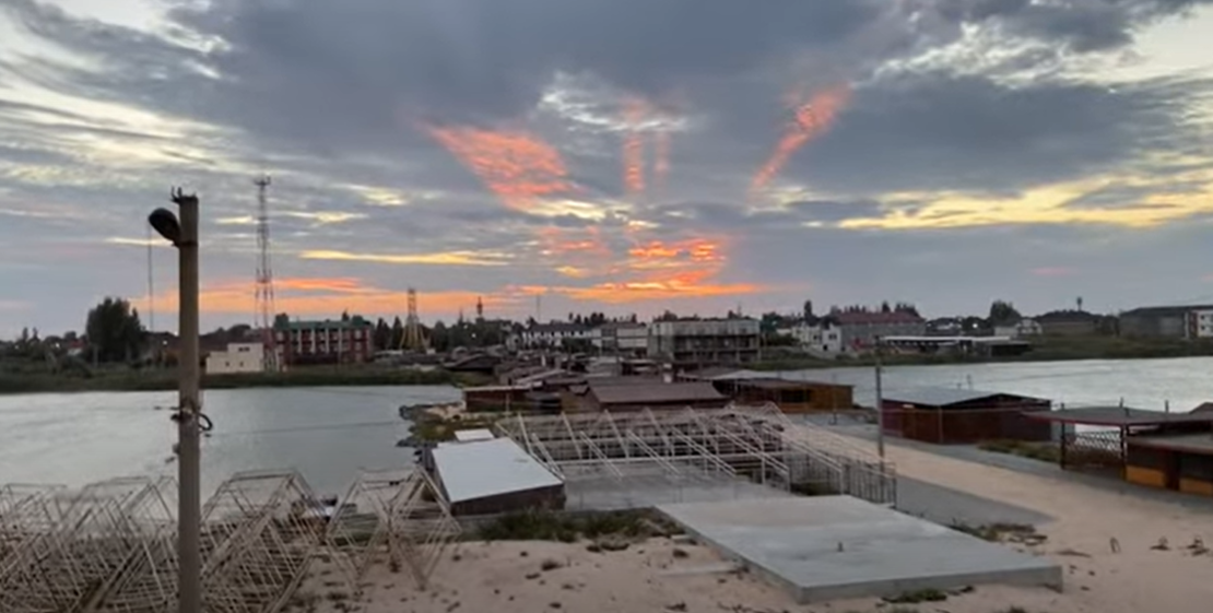 Над Азовским морем небо украсил багряный тризуб: пророческое видео