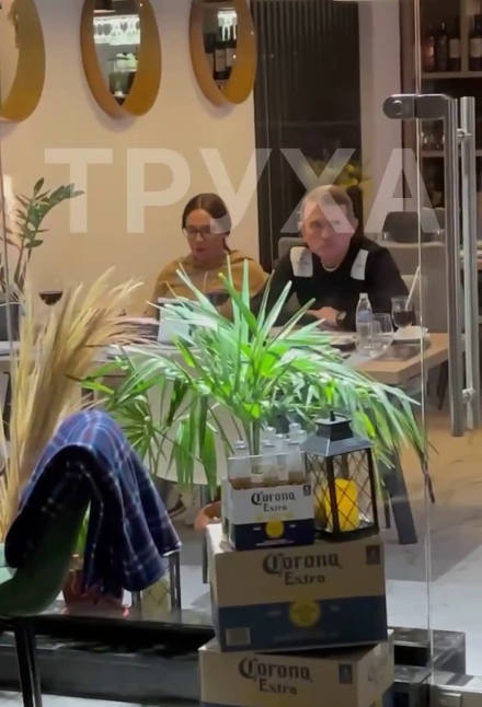 Медведчук і Марченко &quot;засвітилися&quot; в кафе Ялти, сховавшись за вазоном і мексиканським пивом