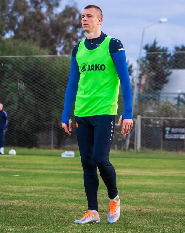 Украинский футболист в Турции снял и выбросил в мусорку российский флаг (видео)