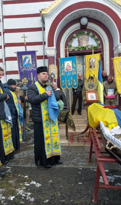 На Буковині священик УПЦ МП не пустив тіло загиблого воїна до церкви для відспівування (відео)