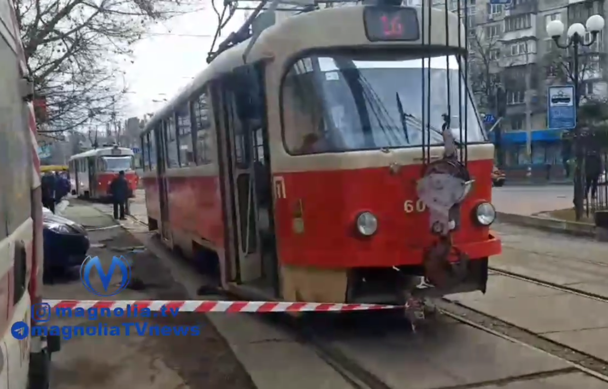 В Киеве женщина попала под трамвай и погибла на месте (видео)