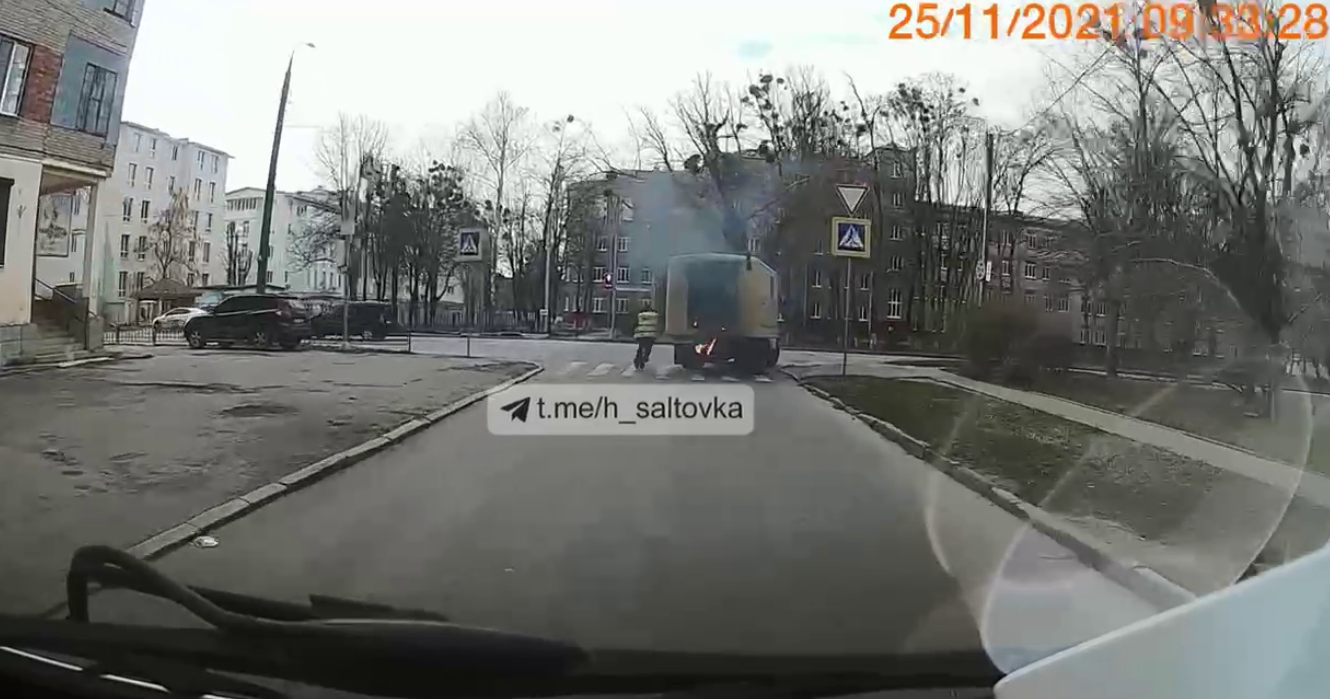 В Харькове загорелся грузовик коммунальщиков: люди выпрыгивали из машины на ходу (видео)