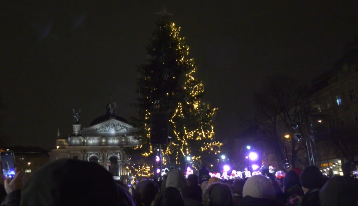 Во Львове на церемонии открытия главной новогодней елки произошел конфуз (фото и видео)