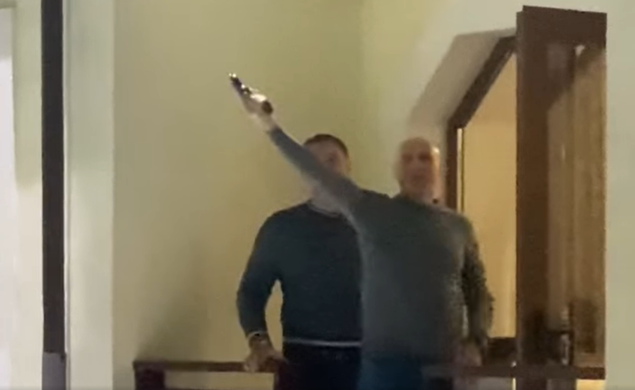 У Буковелі неадеквати влаштували стрілянину біля готелю і погрожували туристам: "копи" їх не затримали