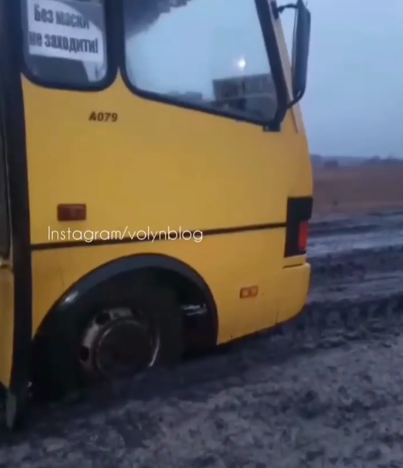 На Волыни автобус застрял в трясине, в которую превратилась дорога: люди 4 км шли по &quot;багнюке&quot;