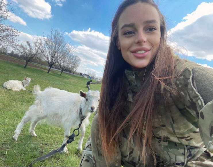 Молода захисниця рятує життя на фронті і підкорює красою мережу: фото &quot;української Лари Крофт&quot;