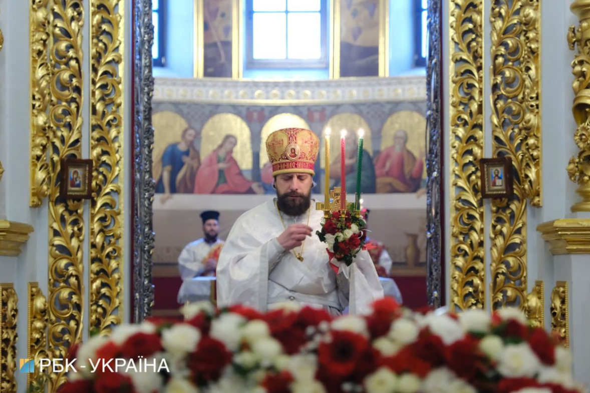 Як у Київській лаврі ПЦУ та УПЦ МП провели Великодні служби (відео і фото)