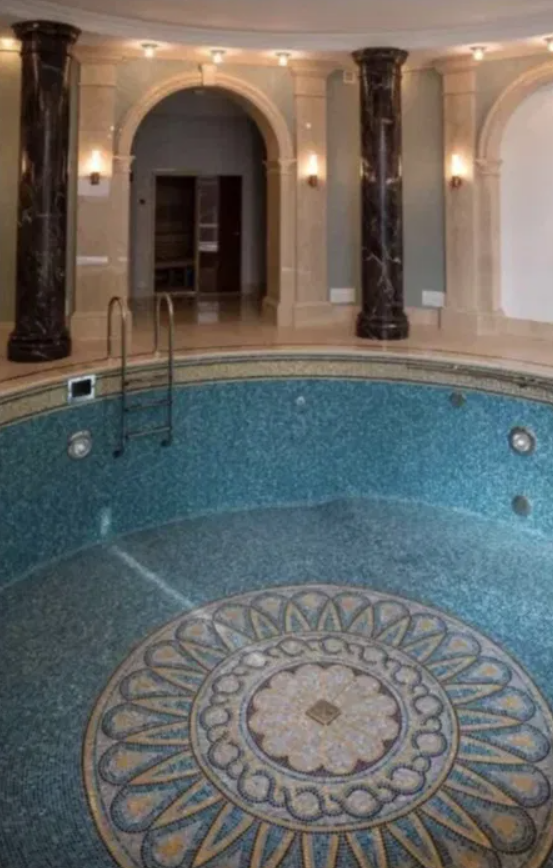 Комната для прислуги, бассейн и кинозал: в Киеве продают дом-дворец за сотни миллионов (фото)