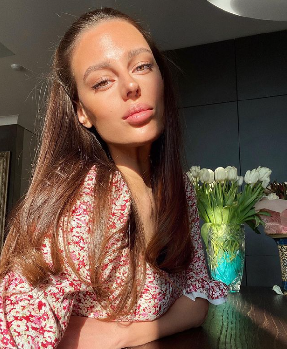 Молода захисниця рятує життя на фронті і підкорює красою мережу: фото &quot;української Лари Крофт&quot;