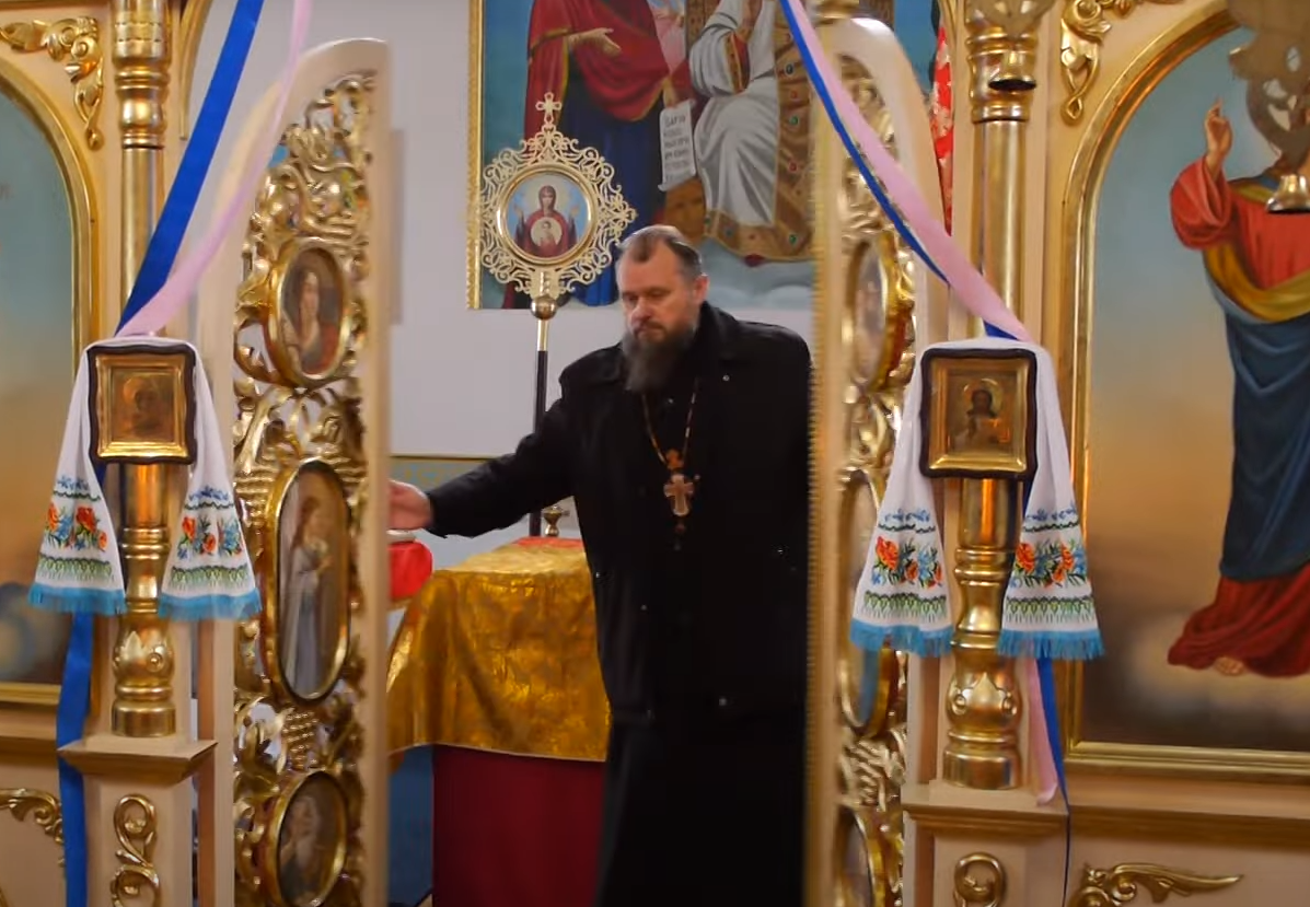 Мать умоляла на коленях: священник УПЦ МП не дал отпеть погибшего бойца ВСУ (видео)