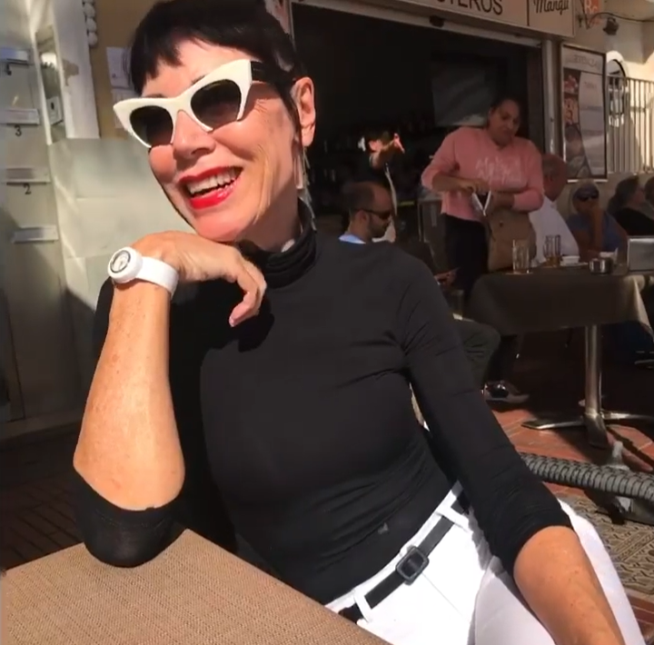 74-річна жінка каже, що не старіє, хоч щовечора випиває пляшку вина: як виглядає красуня