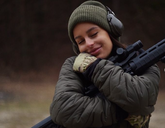 Молода захисниця рятує життя на фронті і підкорює красою мережу: фото &quot;української Лари Крофт&quot;