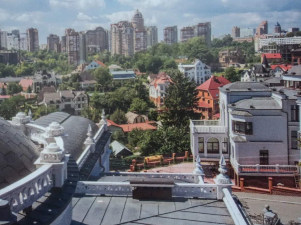 Комната для прислуги, бассейн и кинозал: в Киеве продают дом-дворец за сотни миллионов (фото)