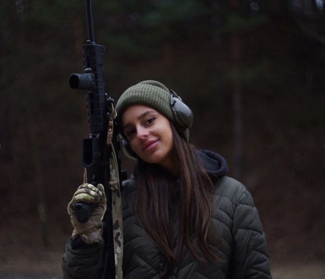 Молода захисниця рятує життя на фронті і підкорює красою мережу: фото &quot;української Лари Крофт&quot;