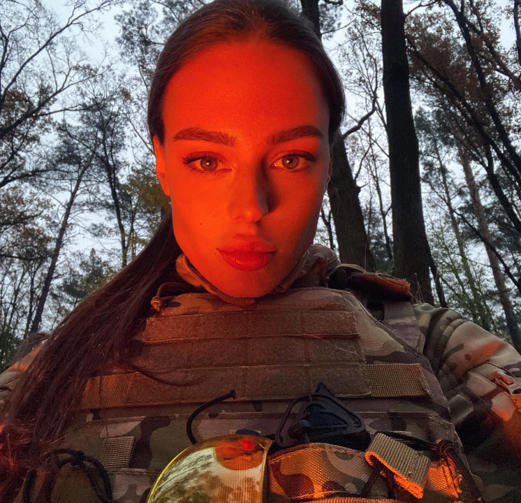 Молода захисниця рятує життя на фронті і підкорює красою мережу: фото &quot;української Лари Крофт&quot;