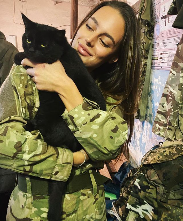 Молода захисниця рятує життя на фронті і підкорює красою мережу: фото &quot;української Лари Крофт&quot;