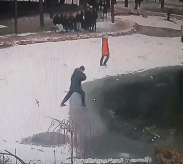 У Мелітополі школярки по черзі випробовували лід на міцність та провалювалися (відео)