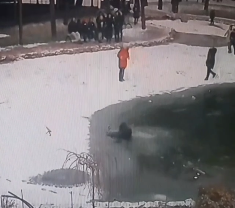 У Мелітополі школярки по черзі випробовували лід на міцність та провалювалися (відео)