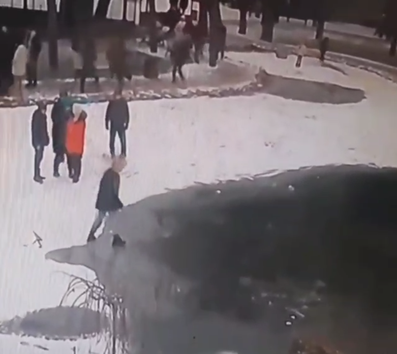 У Мелітополі школярки по черзі випробовували лід на міцність та провалювалися (відео)