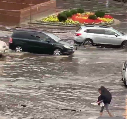 Злива з градом і вирвані дерева: у Києві розгулялася негода (відео і фото)