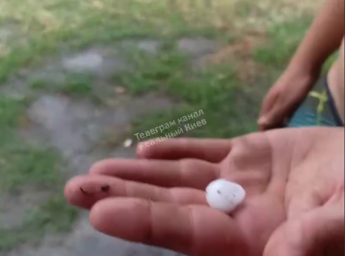 Молнии с градом, утонувшее авто и деревопад: видео и фото жуткой грозы в Киеве