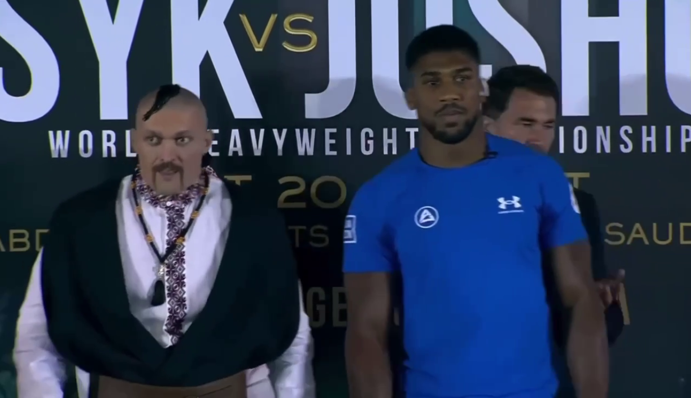 Усик в образе казака поразил всех на дуэли взглядов с Джошуа (видео)
