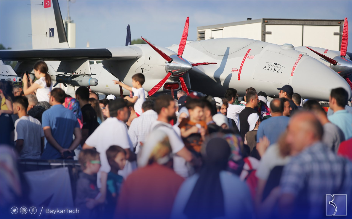 Новий реактивний Bayraktar з українським двигуном викликав фурор на виставці: як виглядає "майбутнє військової авіації"