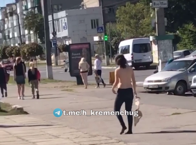 В Кременчуге девушка разгуливала топлес перед университетом (видео)