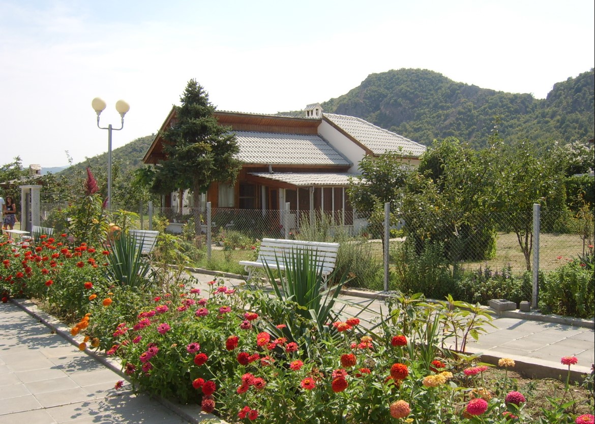 Пещеры, памятник-призрак и деревня Ванги. Что посмотреть в Болгарии, если вы не планируете отдыхать на море